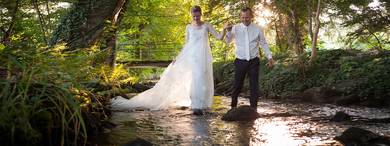 Photo de mariés dans l'eau d'une rivière