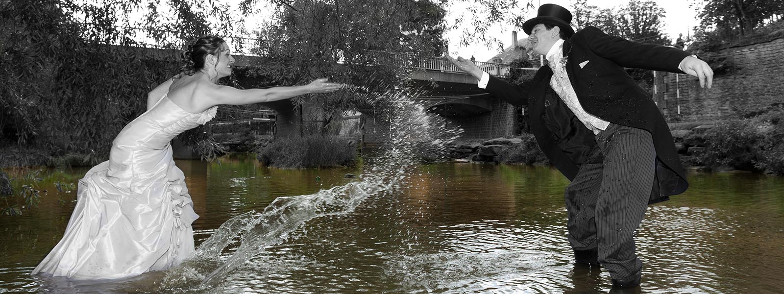 Photo de mariés dans l'eau d'une rivière