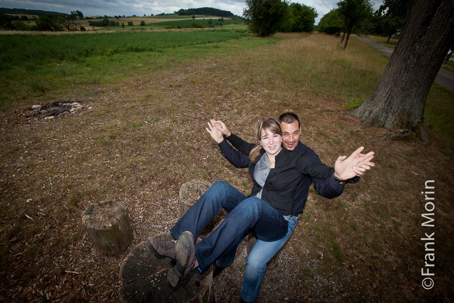 Portrait des futurs mariés en tenue de ville dans la séance life-style