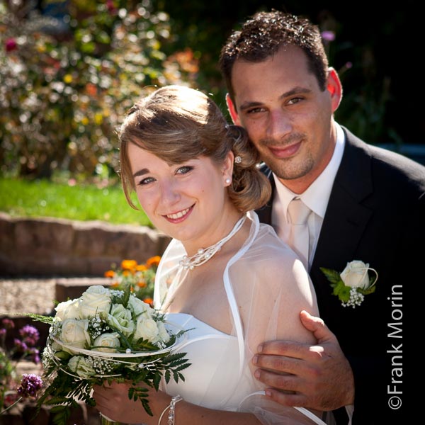 Portrait des futurs mariés en tenue de mariage