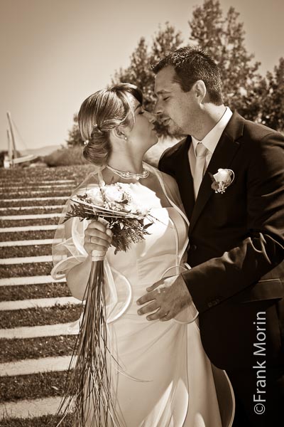 Portrait des futurs mariés en tenue de mariage