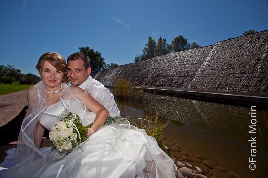 Portrait des futurs mariés en tenue de mariage