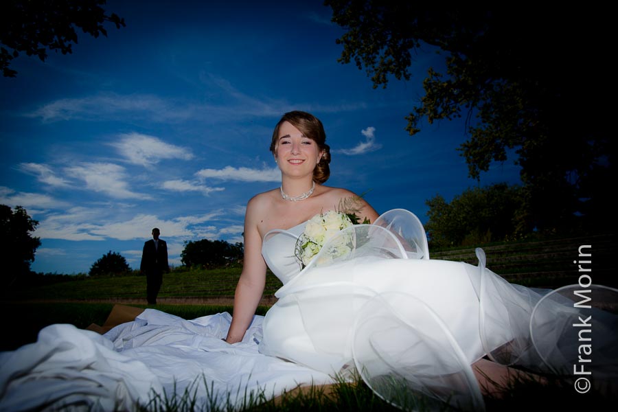 Portrait des futurs mariés en tenue de mariage