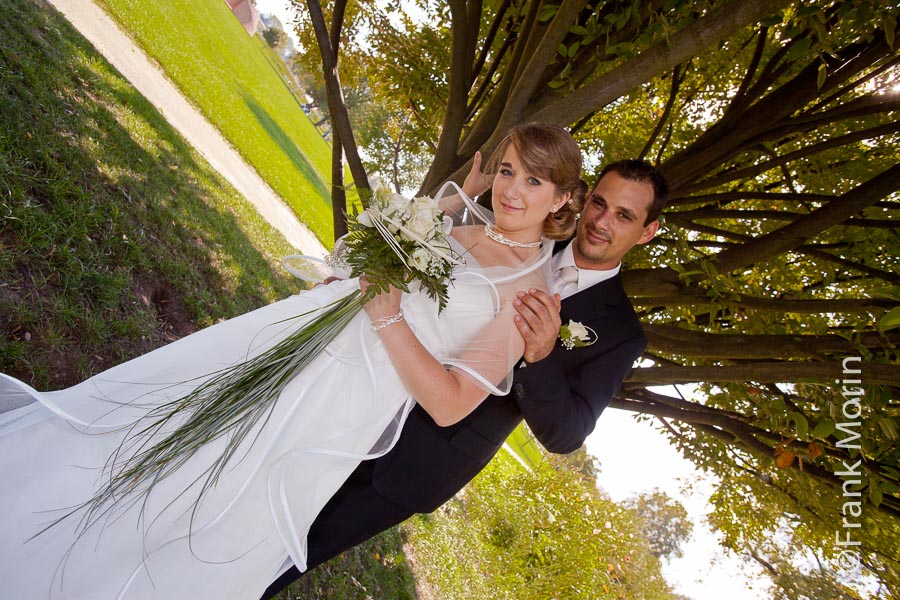 Portrait des futurs mariés en tenue de mariage