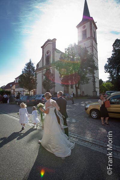 La Mariée au bras de son père, arrive à pied à l'église