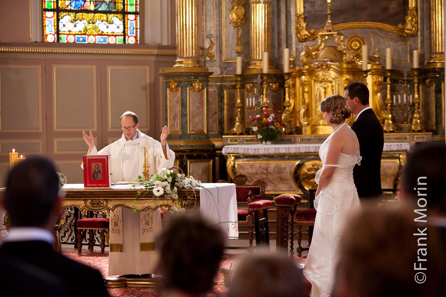 Les mariés près de l'autel