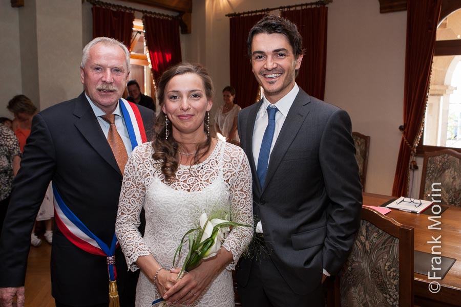Les mariés avec M. le Maire