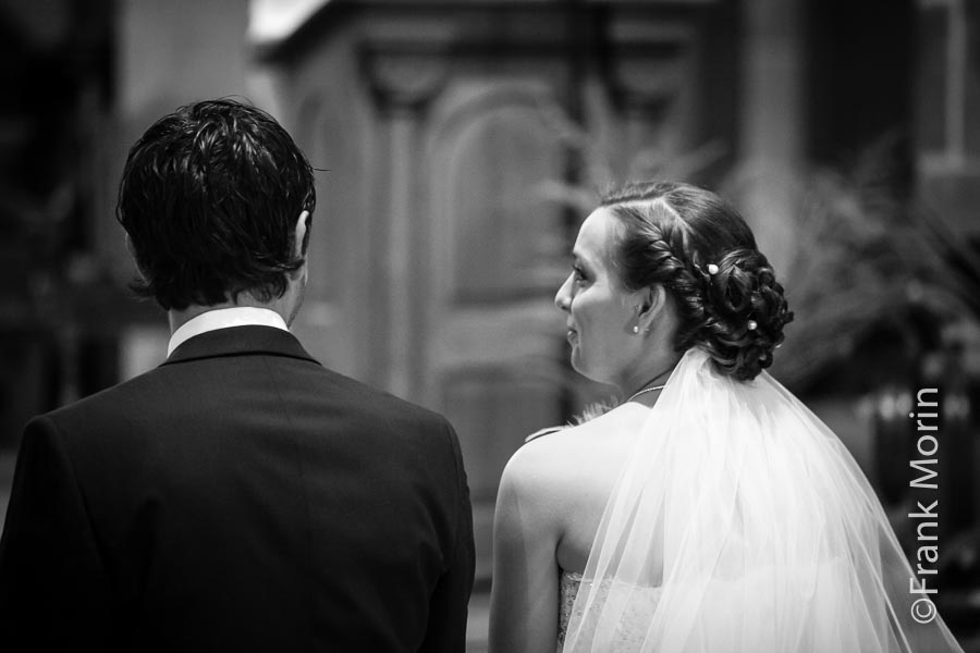 regard complice entre les mariés, en noir et blanc