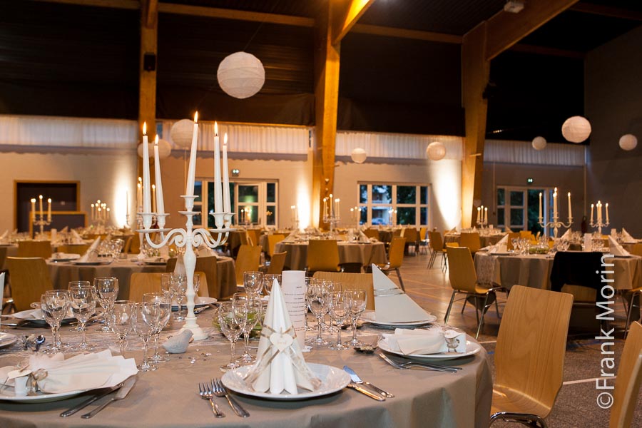 décoration des tables dans la salle du banquet