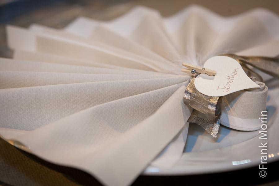 Détail de décoration des tables dans la salle du banquet