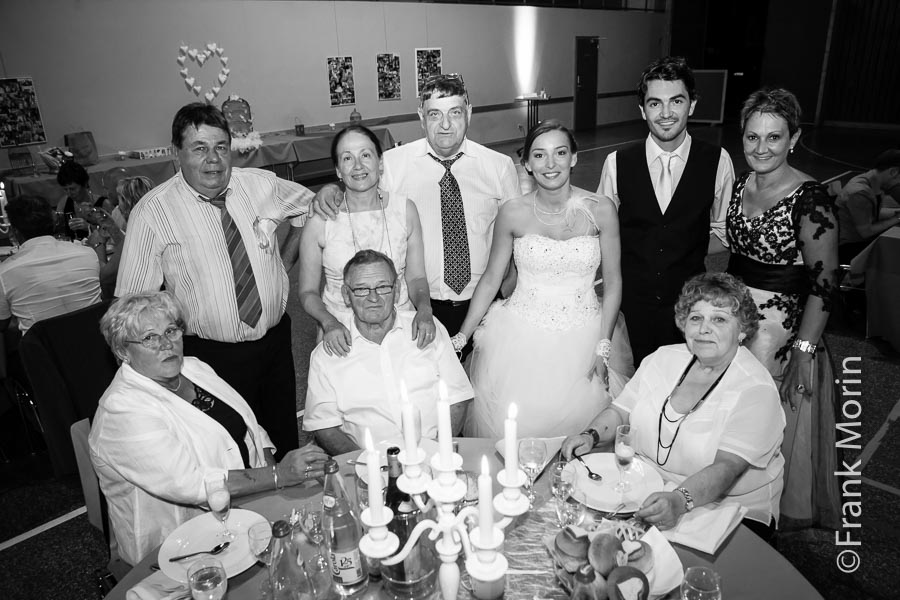 Photo de groupe des invités autour des mariés, en Noir et Blanc