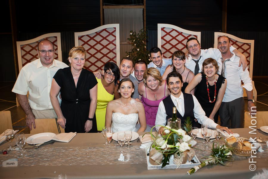 Photo de groupe des invités autour des mariés