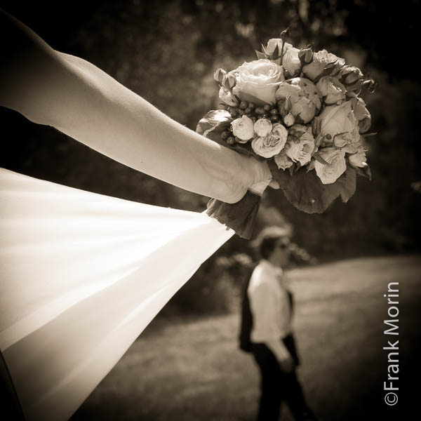 Le bouquet en Noir et blanc, avec le mari flou à l'arrière-plan