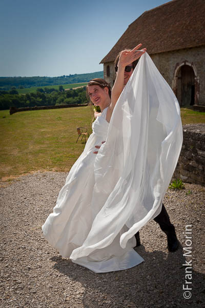 La mariée joue avec le drapé de sa robe