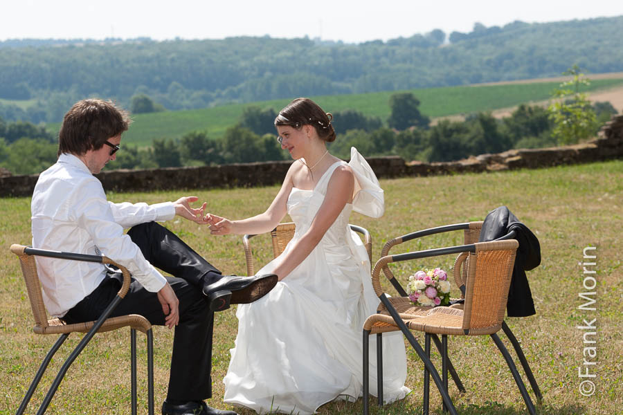 Les mariés sur des chaises dans le parc du château