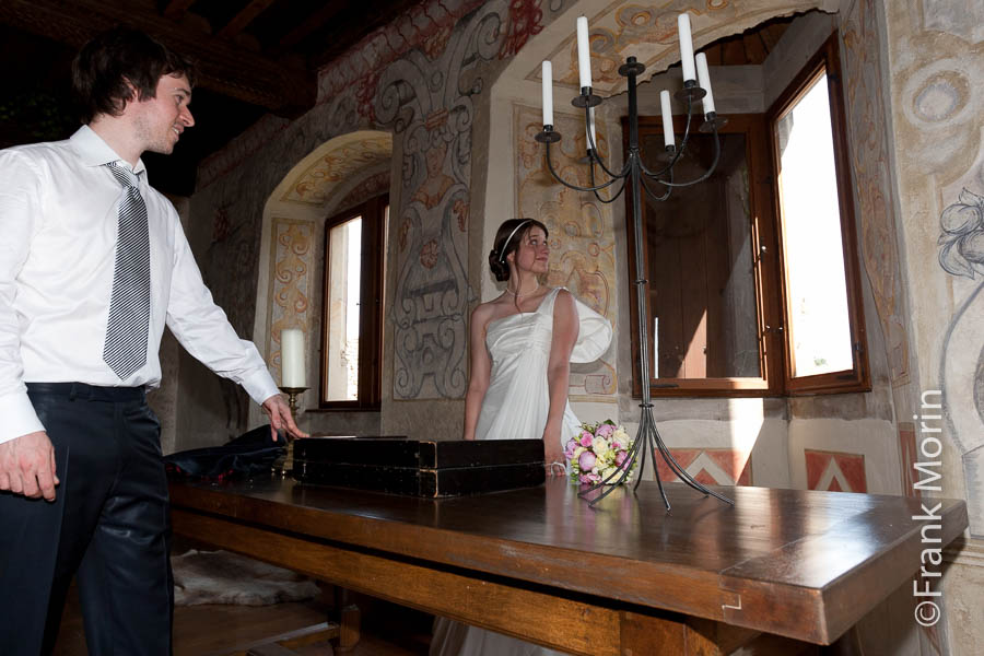 Les mariés dans le château, jouent la comédie autour d'une table avec un jeu d'échecs