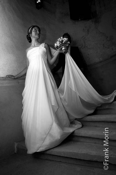 La mariée en Noir et Blanc dans un escalier du château