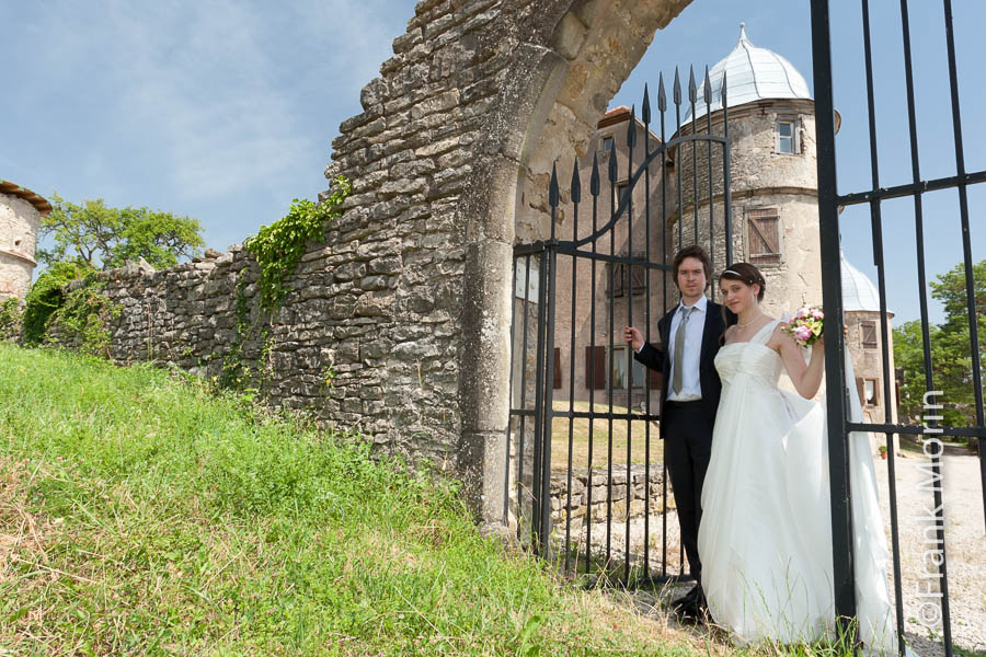 Les mariés à la grille du château
