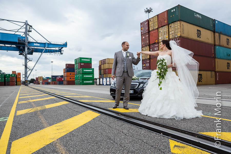 Les Mariés se donnent la main dans un terminal conteneur