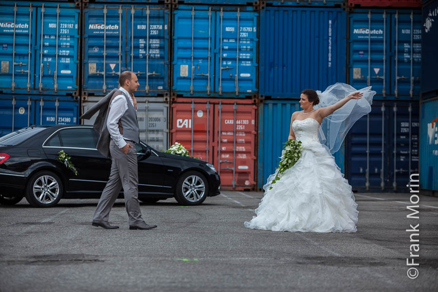 Les Mariés se font face dans un terminal conteneur. La Mariée joue agite son étole