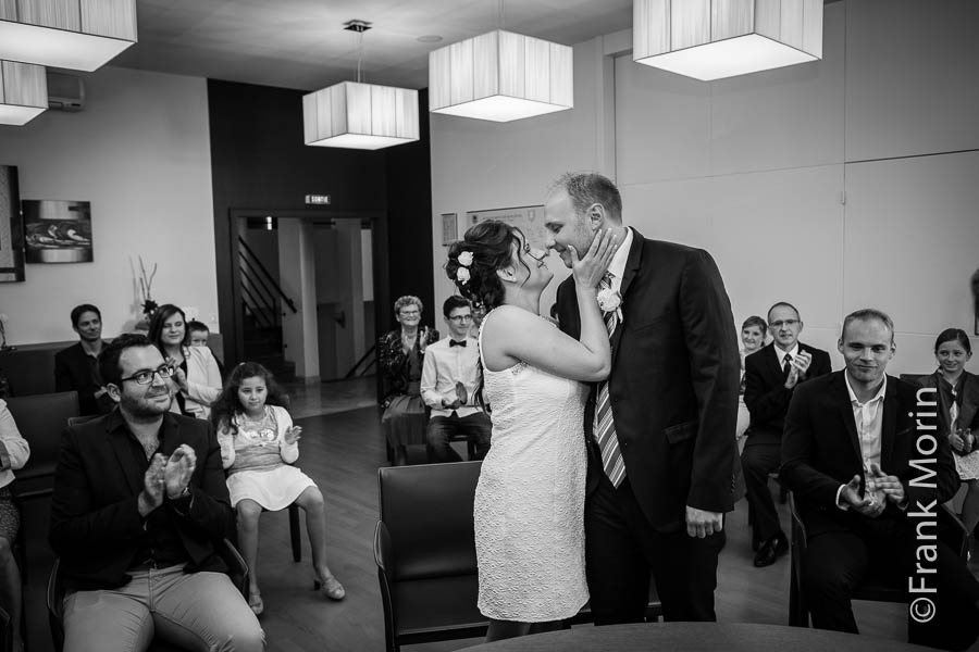 La cérémonie à la mairie en noir & blanc, les mariés s'embrassent