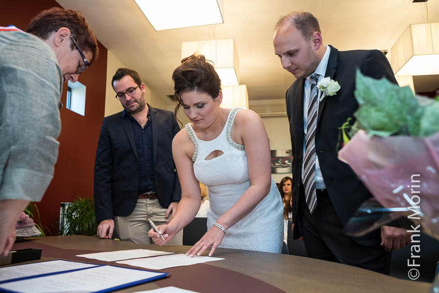Les mariés signent les actes officiels à la mairie