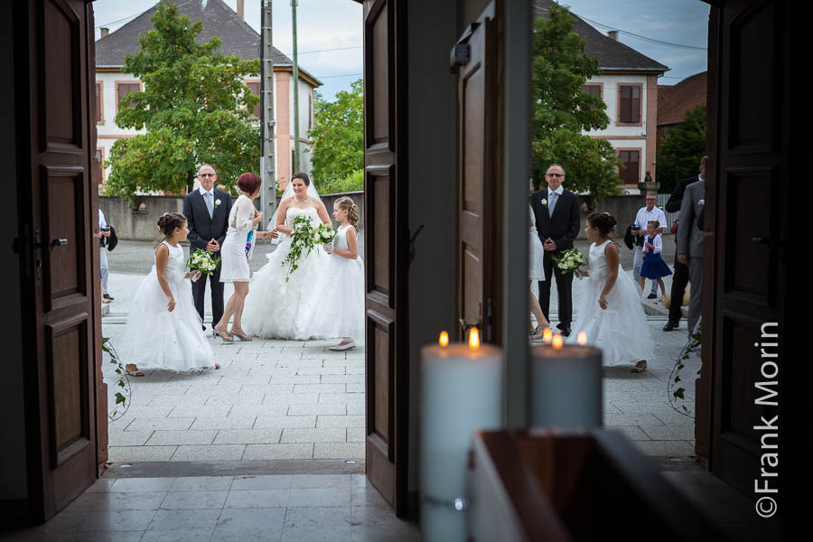 La mariée et les demoiselles d'honneur avant d'entrer dans l'église