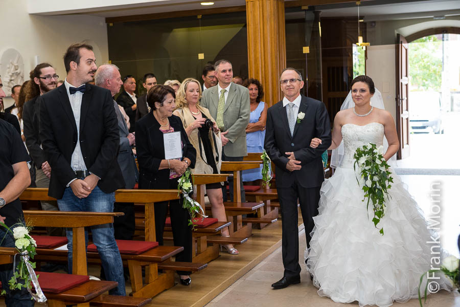 L'entrée de la mariée au bras de son père dans l'église