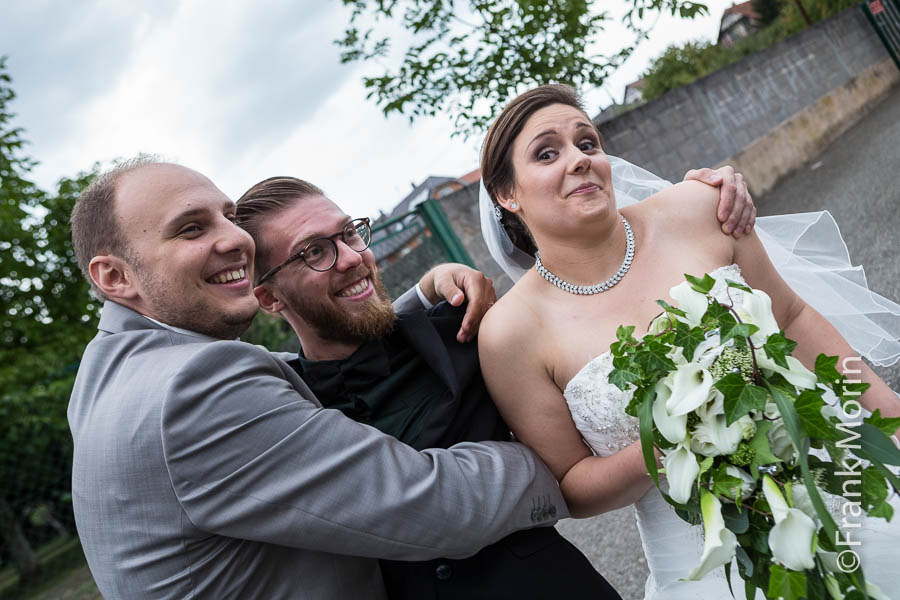 Les Mariés posent avec un de leurs amis