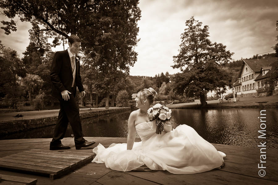 Les mariés au bord d'un étang, en noir & blanc