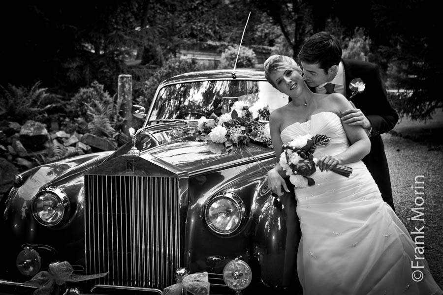 En Noir et Blanc, les mariés devant leur Rolls Royce