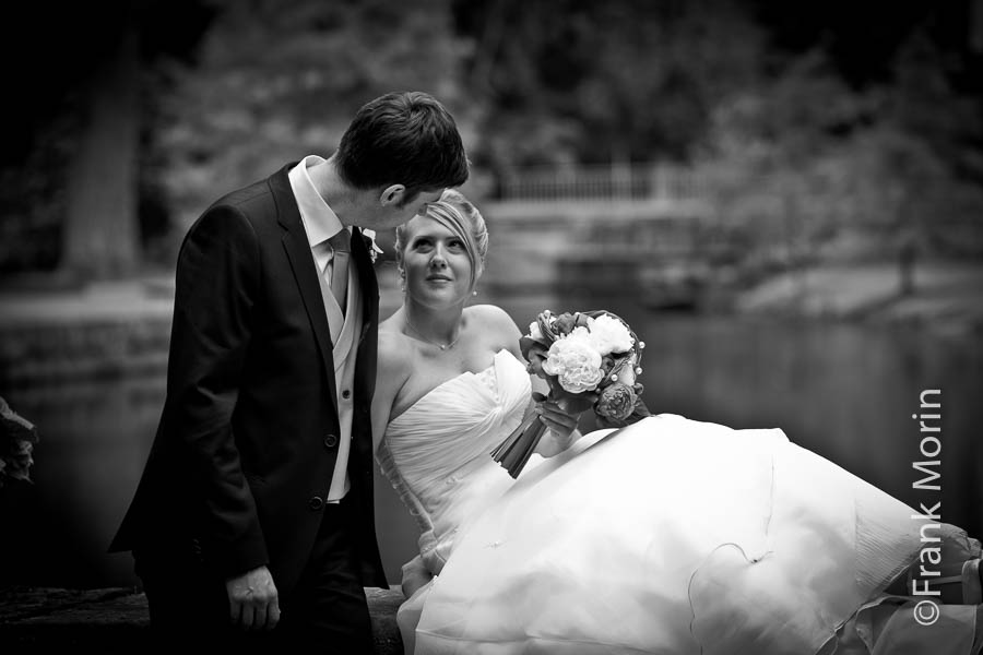 En noir et blanc, les mariés au bord d'un étang