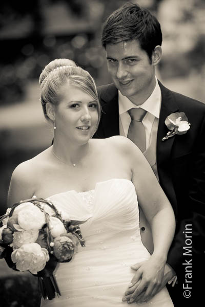 En noir et blanc, les mariés regardent vers le Photographe