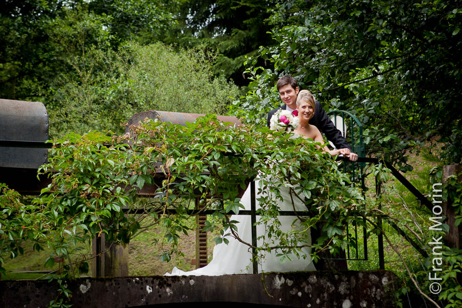 Les mariés sur une passerelle cachée par la végétation