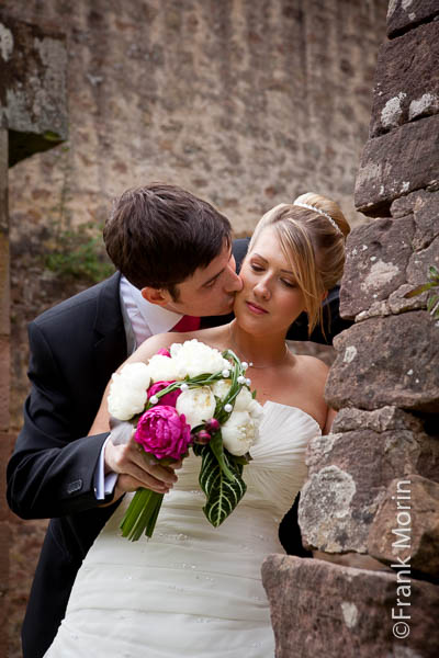 Dans un décor de batiment en ruine, portrait des futurs mariés avec la robe et le bouquet