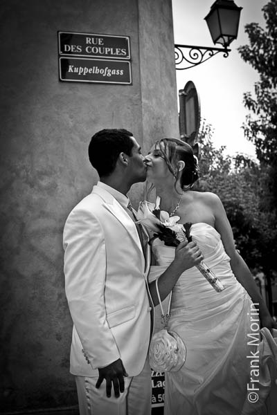 Les mariés échangent un baiser dans une ruelle de Strasbourg, en noir & blanc