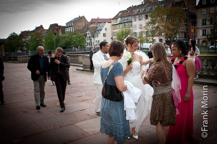 Les mariés entourés de leurs amis dans les rues de Strasbourg