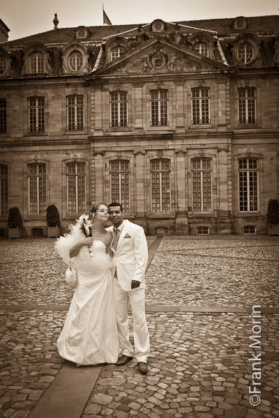 Les mariés au palais des Rohans Strasbourg en noir et blanc sépia