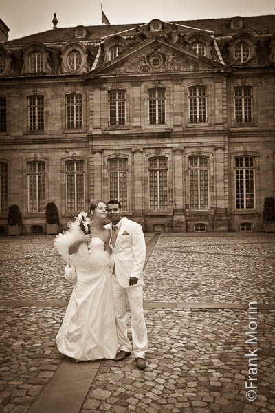 Les mariés au palais des Rohans Strasbourg en noir et blanc sépia