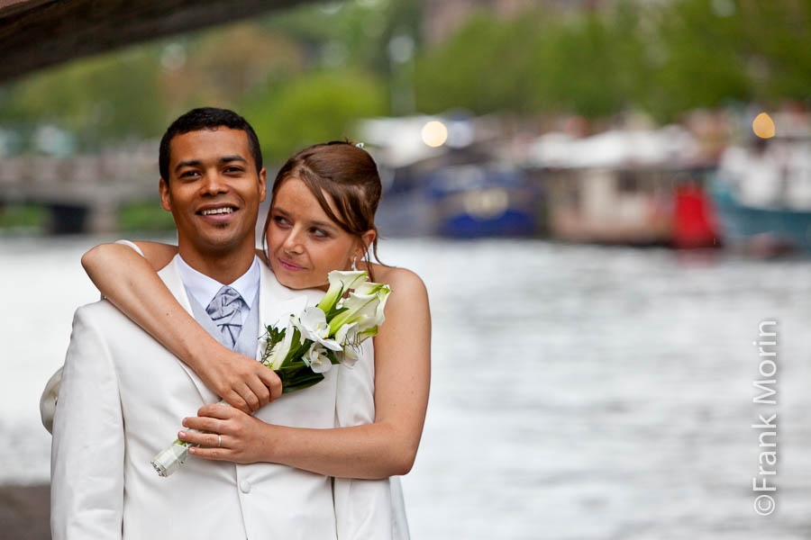 Sur les quais de l'Ill, la Mariée enlace sont fiancé avec le bouquet dans les mains