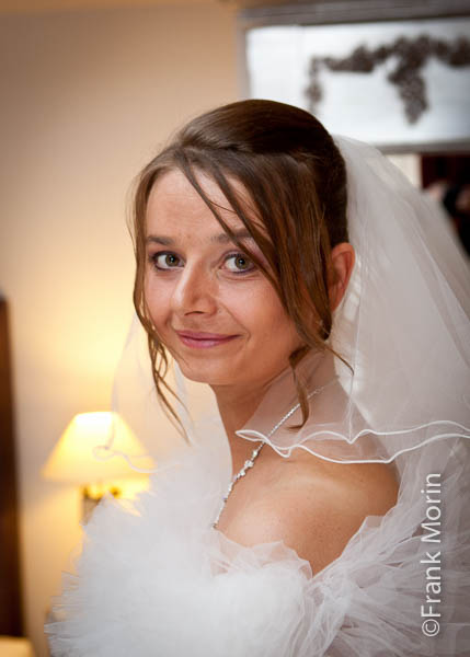 Prête, la Mariée regarde vers l'appareil photo