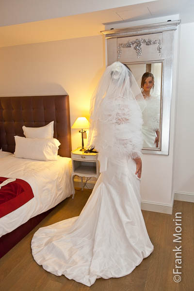 La Mariée dans son miroir pour inspecter son apparence