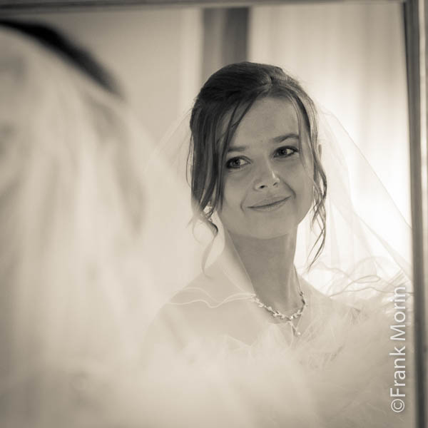 En noir et blanc sépia, La Mariée dans son miroir pour inspecter son apparence