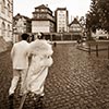 Portrait de couple de mariés dans les rues de Strasbourg