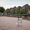Portrait de couple de mariés dans les rues de Strasbourg