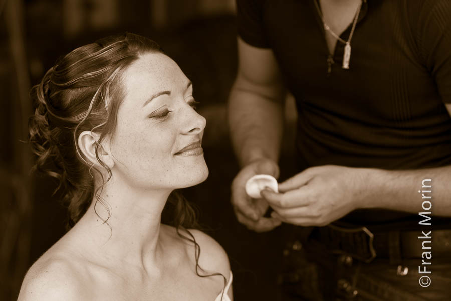 La Mariée se fait maquiller, en Noir et Blanc sépia