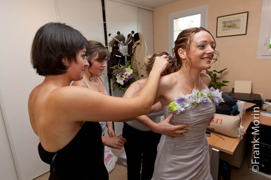 Les demoiselles d'honneur aident la Mariée à passer sa robe