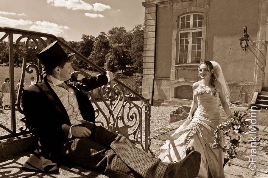 Le  Marié assis dans un escalier, la Mariée monte vers lui, en Noir et Blanc sépia