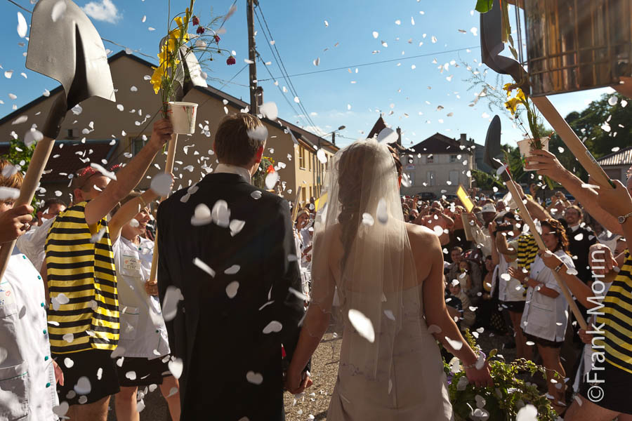 Sortie de l'église avec la haie d'honneur et les confettis