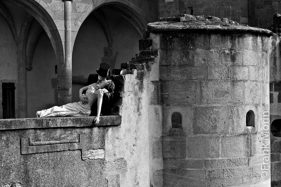 Les  Mariés échangent un baiser sur un mur, en Noir et Blanc